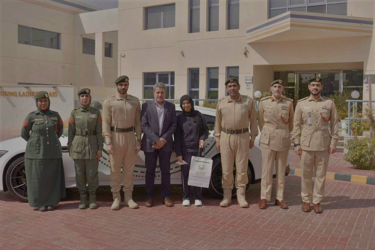 طالبة تفاجئ شرطي برسالة شكر.. وشرطة دبي ترد بتكريمها
