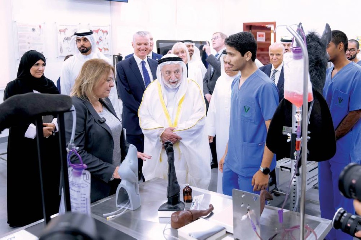 سلطان القاسمي يشهد حفل «المعطف الأبيض»ويفتتح مختبرات الطب البيطري بجامعة الذيد