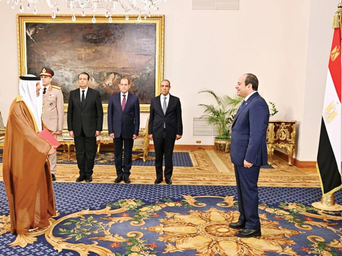 سفير الإمارات يقدم أوراق اعتماده إلى الرئيس المصري