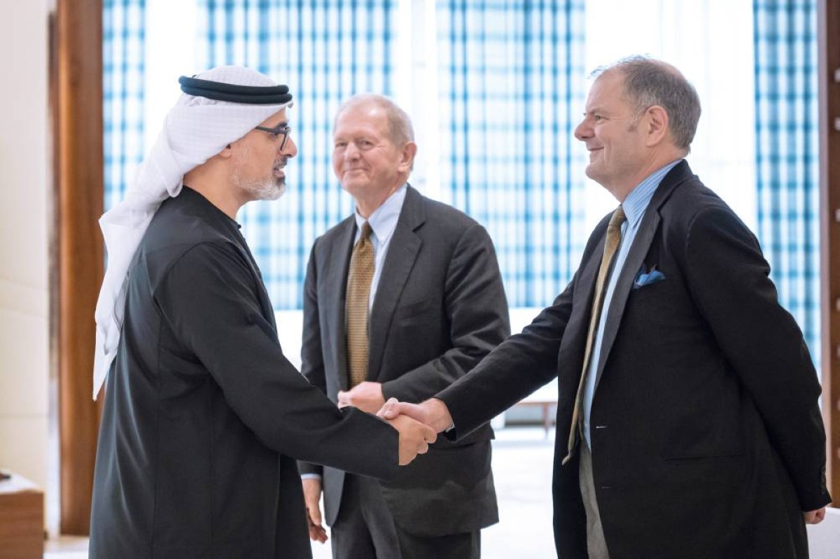 خالد بن محمد يبحث سُبل تعزيز الشراكة الاستراتيجية مع «أسترازينيكا»