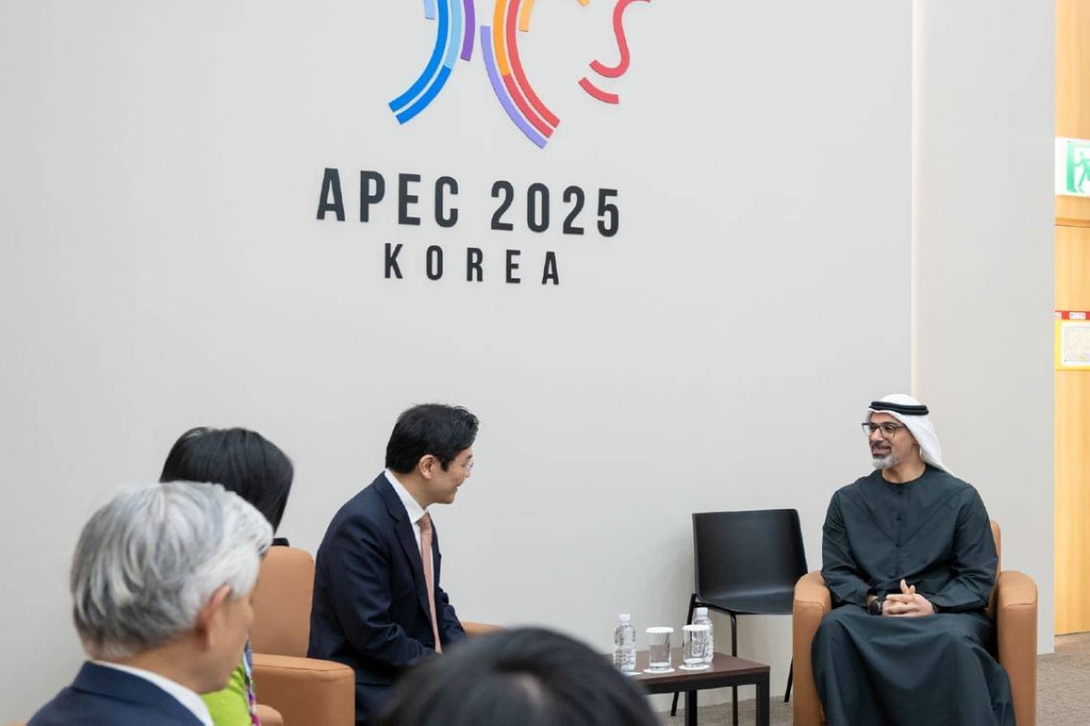 ولي عهد أبوظبي يبحث العلاقات الثنائية الوطيدة مع رئيس وزراء سنغافورة