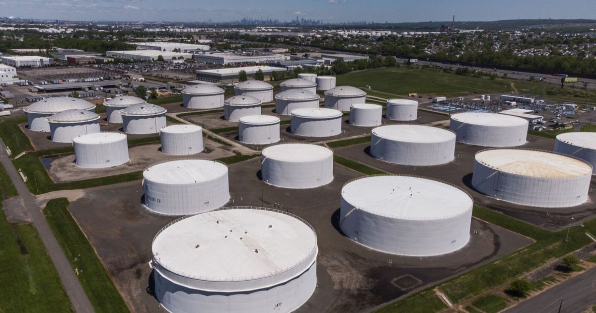 أسعار النفط تواصل انخفاضها وسط مخاوف من تخمة محتملة بالمعروض