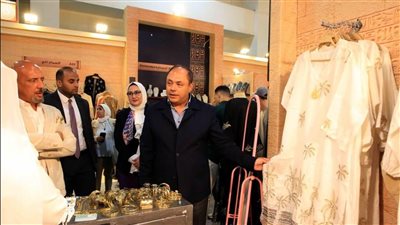 رئيس هيئة تنمية الصعيد يشيد بمنتجات الحرفيين بـ معرض “تراثنا 2025”