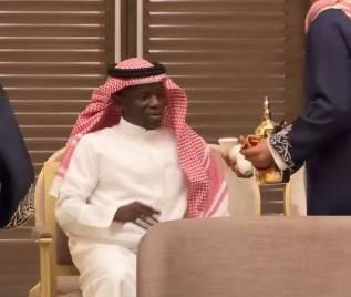 بالزي السعودي.. كانتي يحضر حفل زفاف زميله معاذ فقيهي (فيديو)