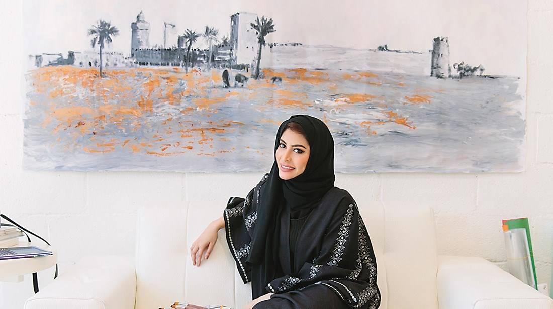 أشواق عبدالله تحاور المشاهد على إيقاع اللون
