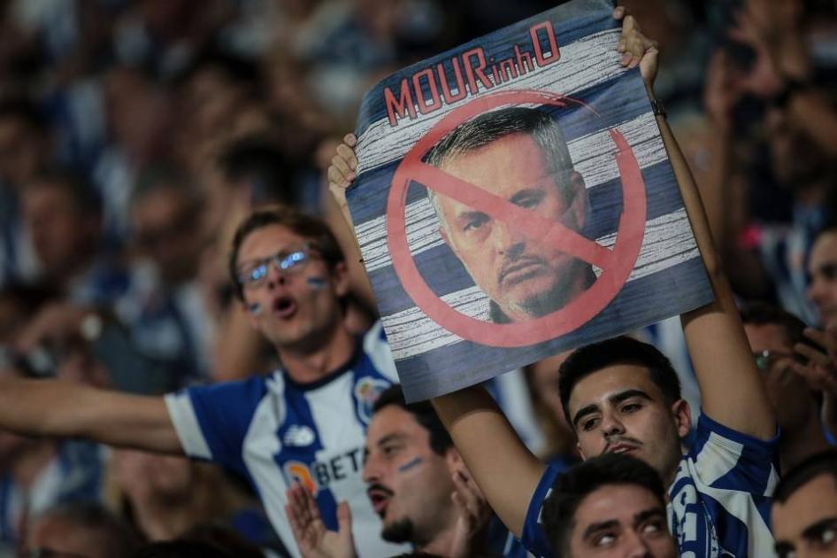 جماهير بورتو تعتدي على مورينيو في الكلاسيكو (فيديو)