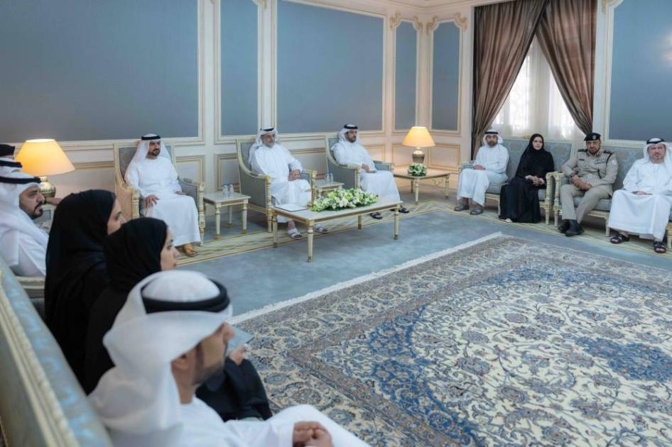 ولي عهد الشارقة يستقبل أعضاء فريق تجربة المتعامل لخدمة «مواساة» (فيديو)