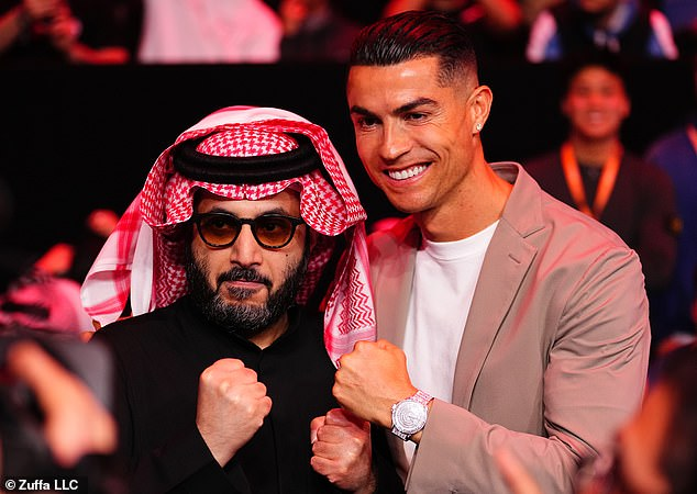 تركي آل الشيخ يلمح لعرض مانشستر يونايتد للبيع