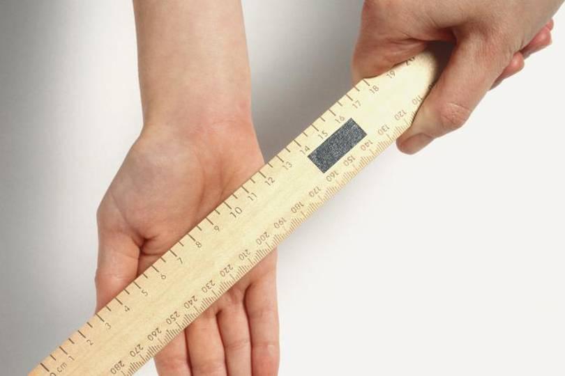 مسطرة تمنع معلماً من التدريس مدى الحياة
