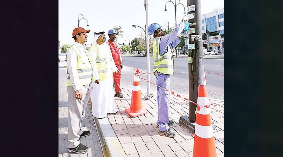 بلدية العين تنفذ حملة أعمدة بلا مشوهات.. وتزيل 5000 ملصق
