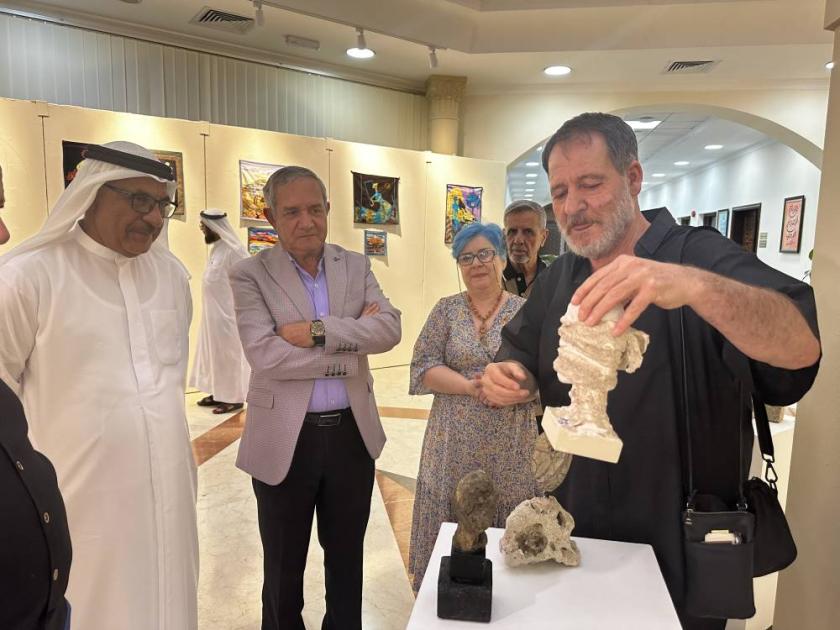 71 عملاً في «وجوه وبقايا ملونة»