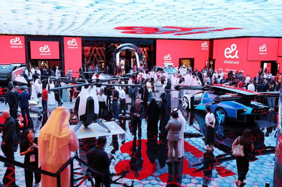 90 ابتكاراً لـ «إي آند» في «جيتكس» تعزز مكانة الإمارات رقمياً