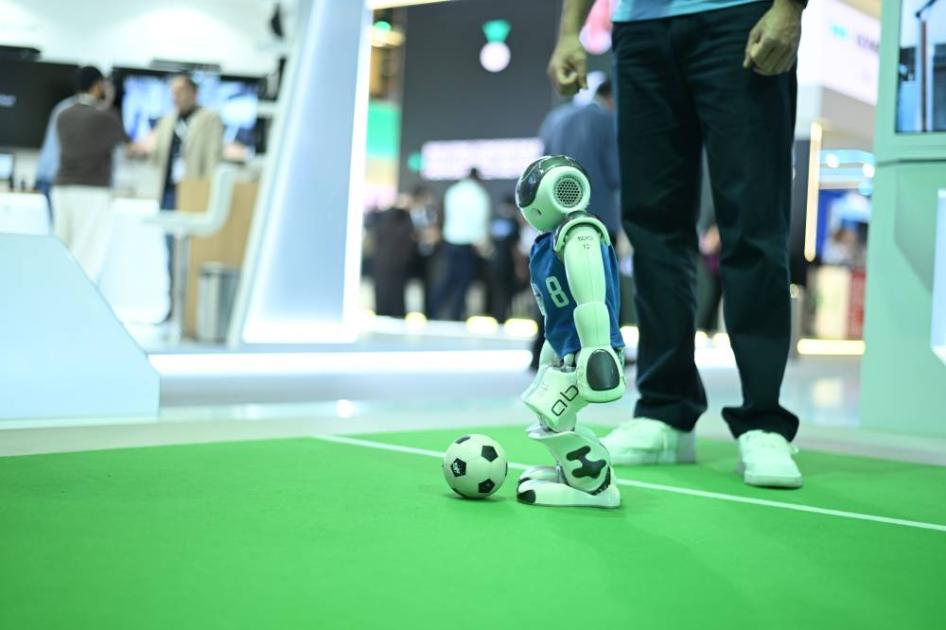 روبوتات تلعب كرة القدم في «جيتكس 2025» (فيديو)