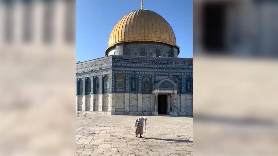 «منذ 70 عاماً».. مسنّة فلسطينية لا تغيب عن الصلاة بالمسجد الأقصى (فيديو)