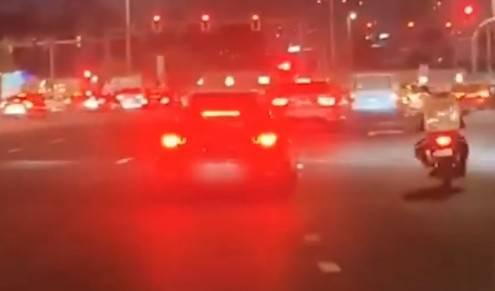 شرطة دبي تحجز مركبة قام سائقها بتصرفات متهورة (فيديو)