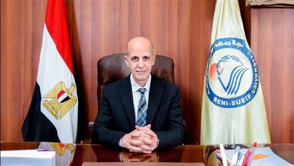 رئيس جامعة بني سويف يطمئن على الطلاب المصابين في حادث بطريق الفيوم