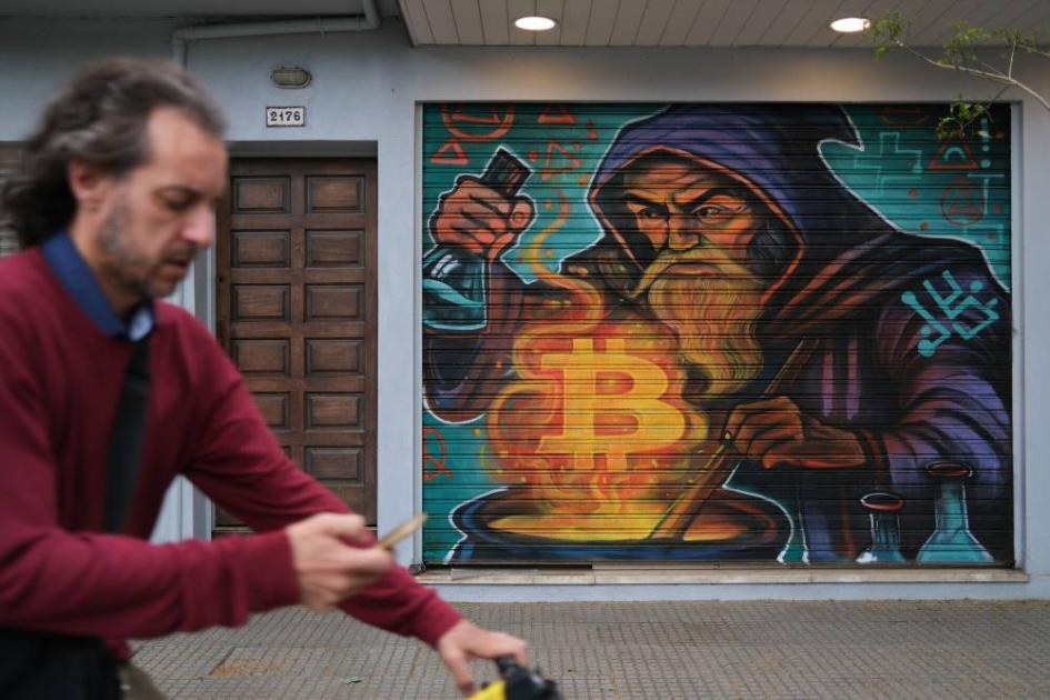 بيتكوين تستقر قرب 110 آلاف دولار مع عودة التوترات التجارية