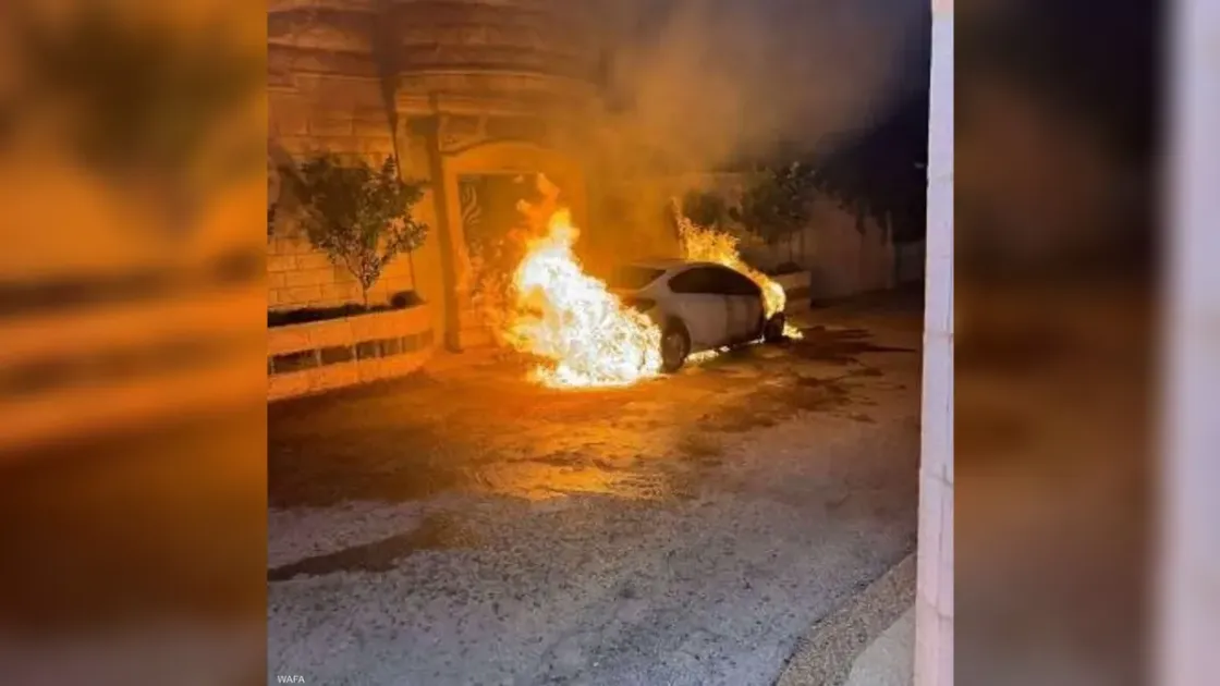 مستوطنون إسرائيليون يحرقون مركبات فلسطينيين في الضفة
