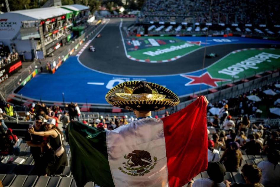 راسل يرتدي قناع مصارع لمشاهدة تجارب فورمولا 1