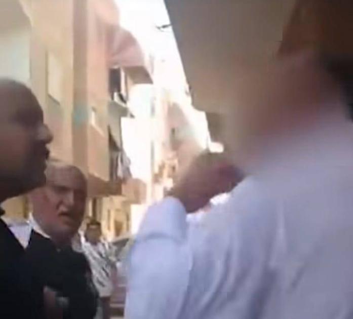 القبض على المتهم بضرب مسن لإجباره على ترك منزله في مصر (فيديو)