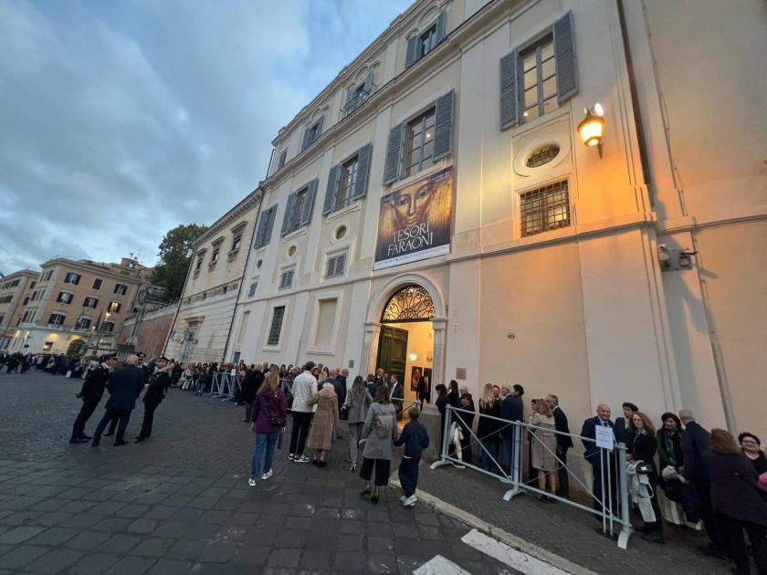 طوابير الإيطاليين تتزاحم في روما لزيارة كنوز الفراعنة