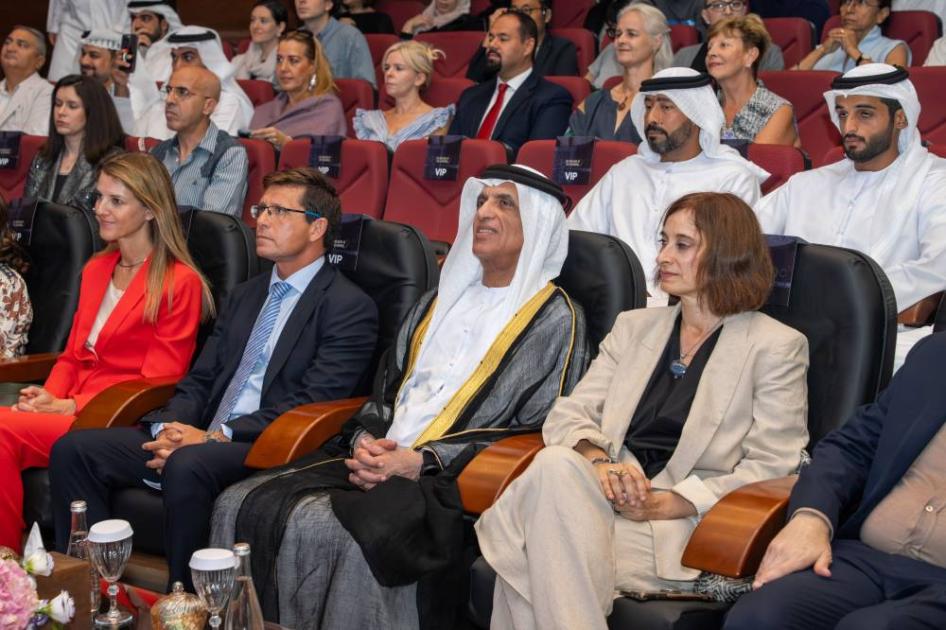 سعود بن صقر يشهد العرض الخاص لفيلم «بُناة قصر الحمراء» (فيديو)