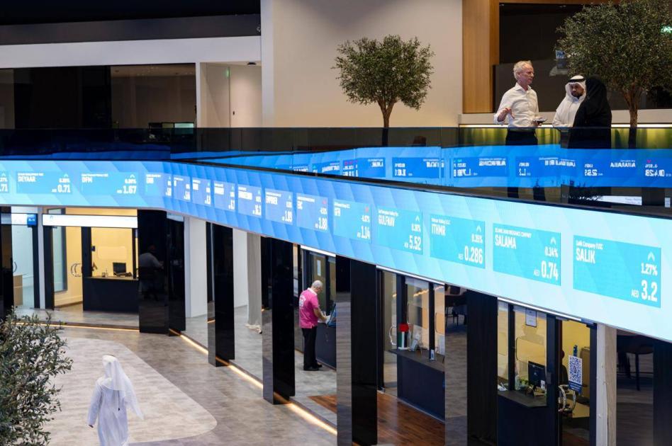 أسهم الإمارات تتراجع عقب جلسة متقلبة الأداء