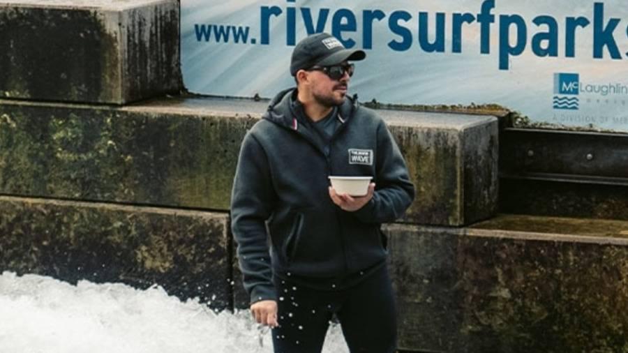 نمساوي يدخل «غينيس» بركوب الموج 8 ساعات (فيديو)