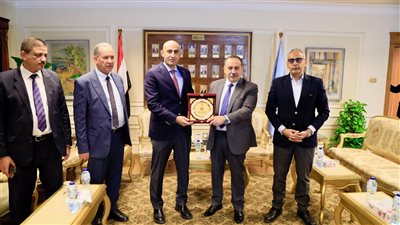 محافظ أسيوط يهدي درع المحافظة لوزير التعليم تقديرًا لجهوده