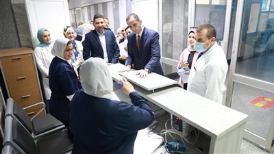 نائب وزير الصحة يتفقد مستشفى القاهرة الجديدة ويحيل أطقم الاستقبال والطوارئ وكافة المتغيبين عن العمل بدون إذن للتحقيق