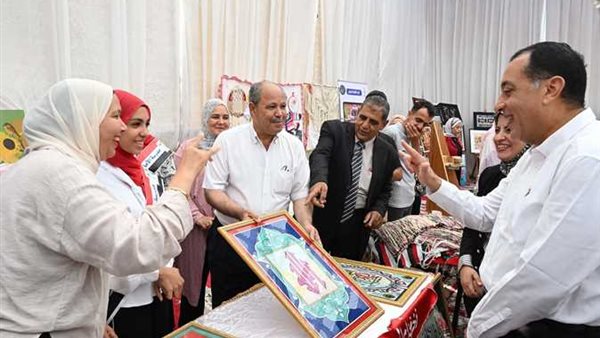 بلغة الإشارة.. رئيس الوزراء يمازح طلاب مدرسة الأمل للصم والبكم في المنوفية