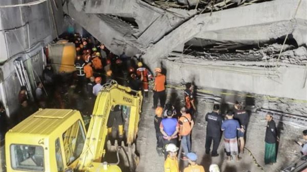 عشرات الطلاب عالقون تحت أنقاض المدرسة بإندونيسيا.. ما القصة؟