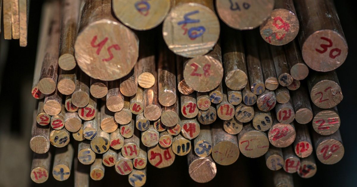 النحاس يتراجع مع ارتفاع الدولار رغم مخاوف نقص الإنتاج في المناجم