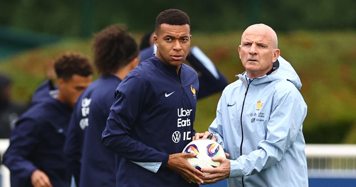 مساعد مدرب فرنسا يتابع موقعة ريال مدريد وبرشلونة في برنابيو