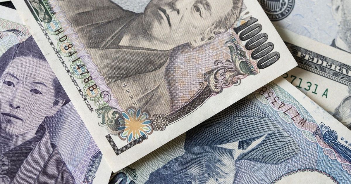 صناديق التحوط تراهن على تراجع الين إلى 160 مقابل الدولار بديسمبر