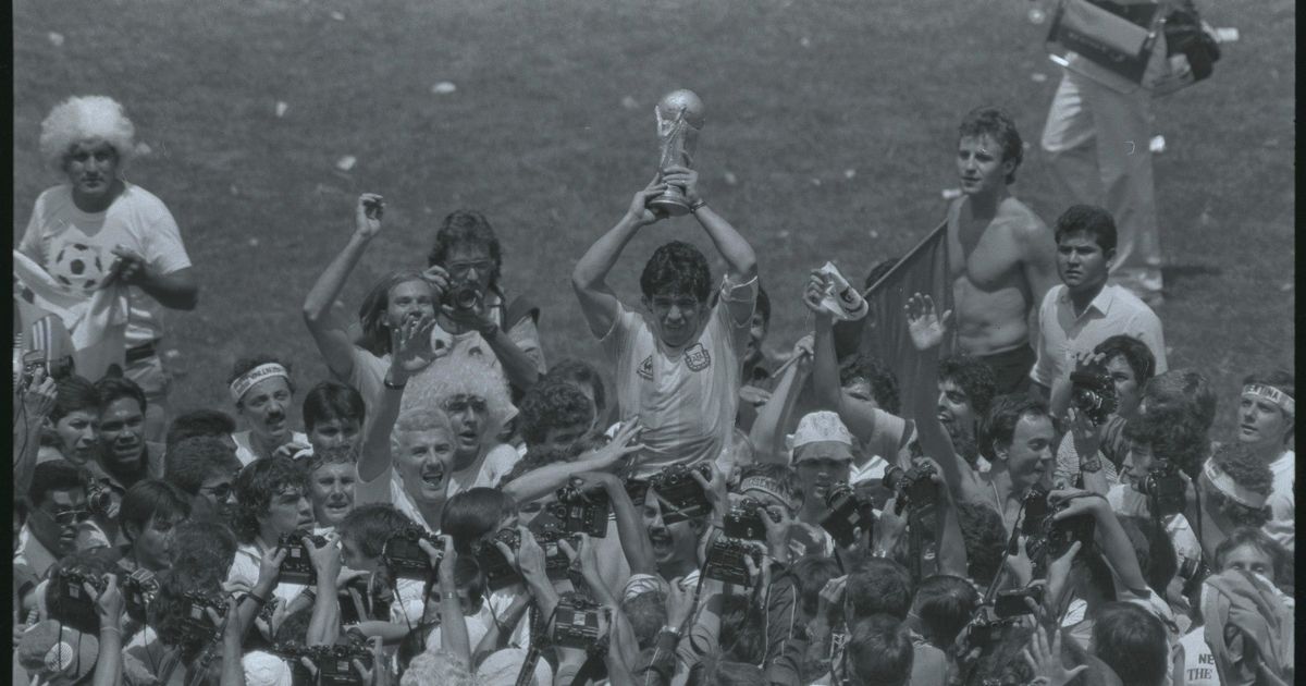 وفاة الرجل الذي حمل دييغو مارادونا بعد نهائي كأس العالم 1986