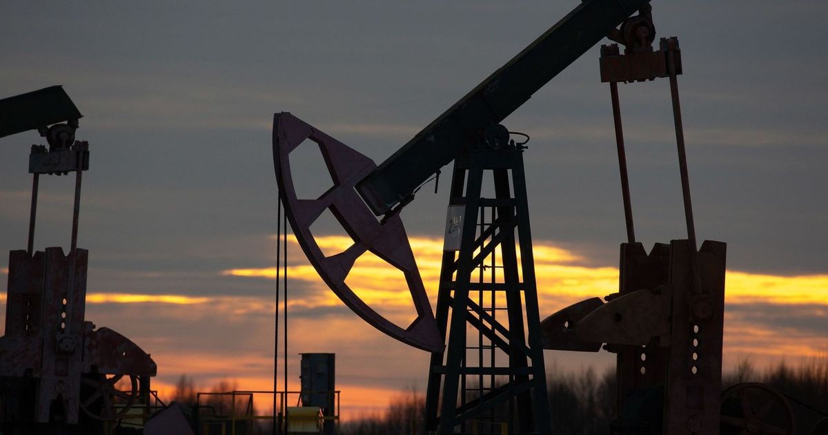 أسعار النفط ترتفع مع تراجع المخزونات الأميركية وصعود الأسهم