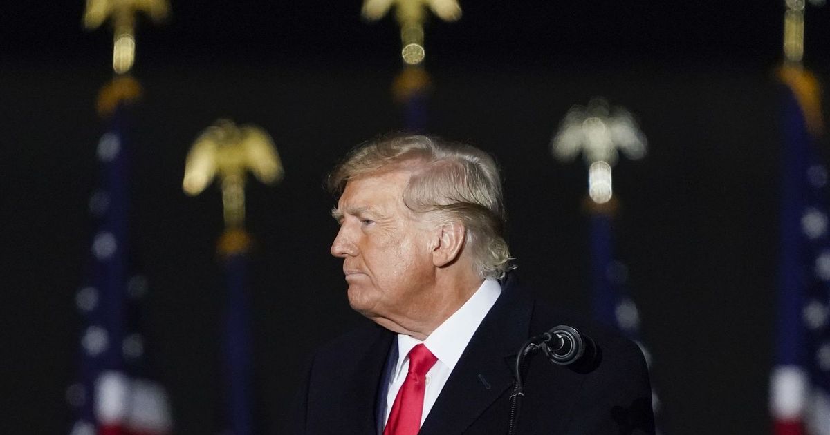 ترمب يعلن فرض رسوم بنسبة 25% على الشاحنات القادمة إلى أميركا