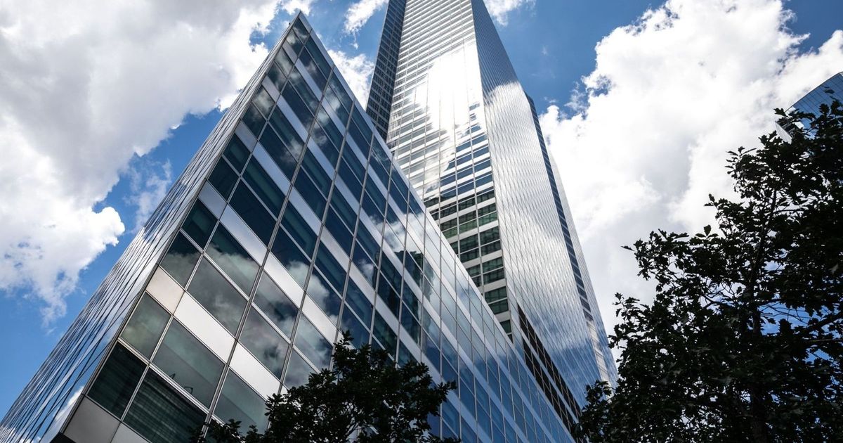 “غولدمان ساكس” يحقق إيرادات قياسية بالربع الثالث بفضل الصفقات