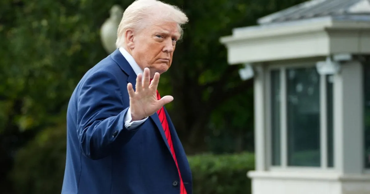 ترمب يعلن فرض رسوم جمركية إضافية على الصين بنسبة 100%