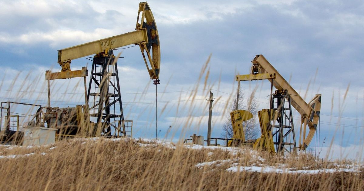 النفط يهبط للأسبوع الثالث وسط مخاوف من فائض في المعروض