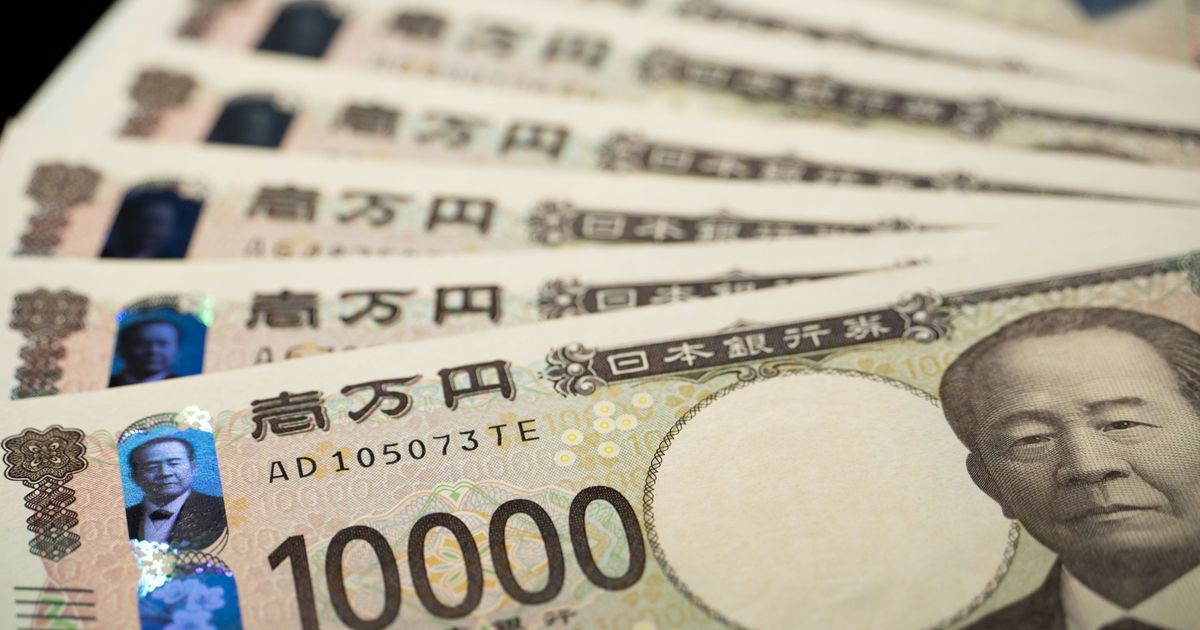 الين يعزز قوته مقابل الدولار وسط الإقبال على الملاذ الآمن