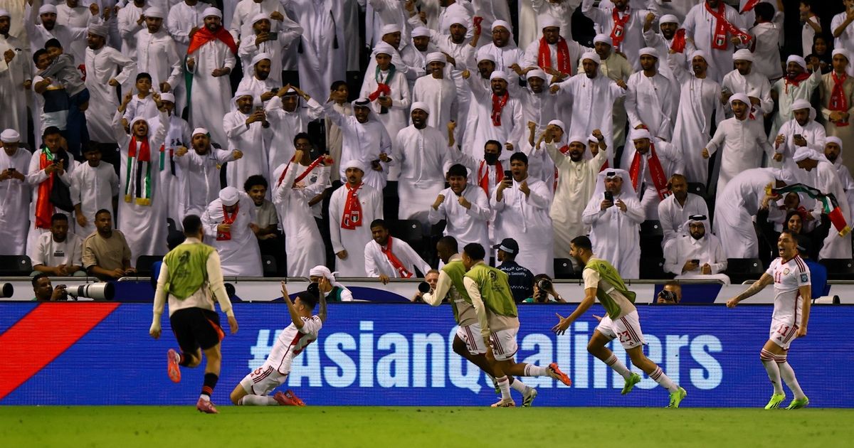 الإمارات تهزم عُمان بعد ريمونتادا مذهلة وتقترب من كأس العالم