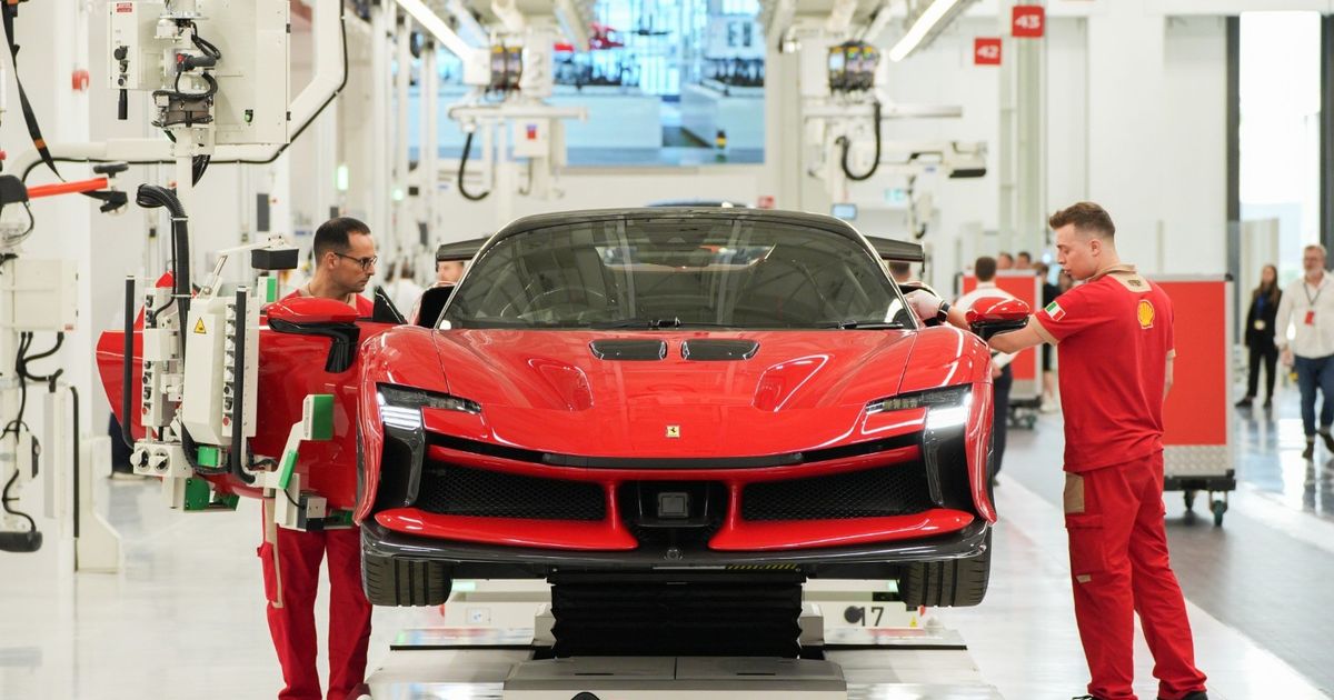 “فيراري” تكشف الستار عن أولى سياراتها الكهربائية