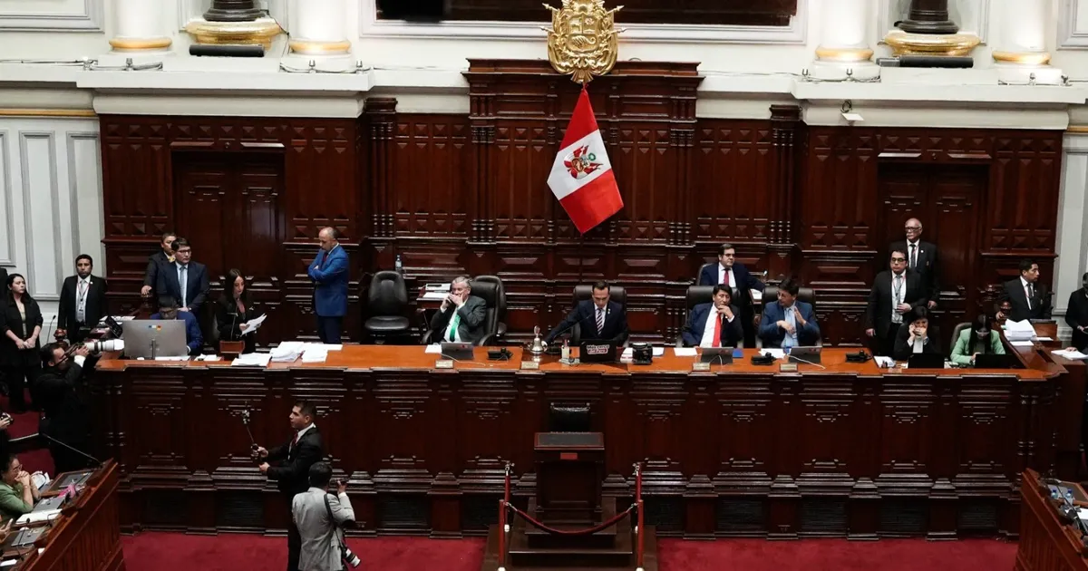 برلمان بيرو يوافق مبدئياً على المضي في إجراءات عزل الرئيسة