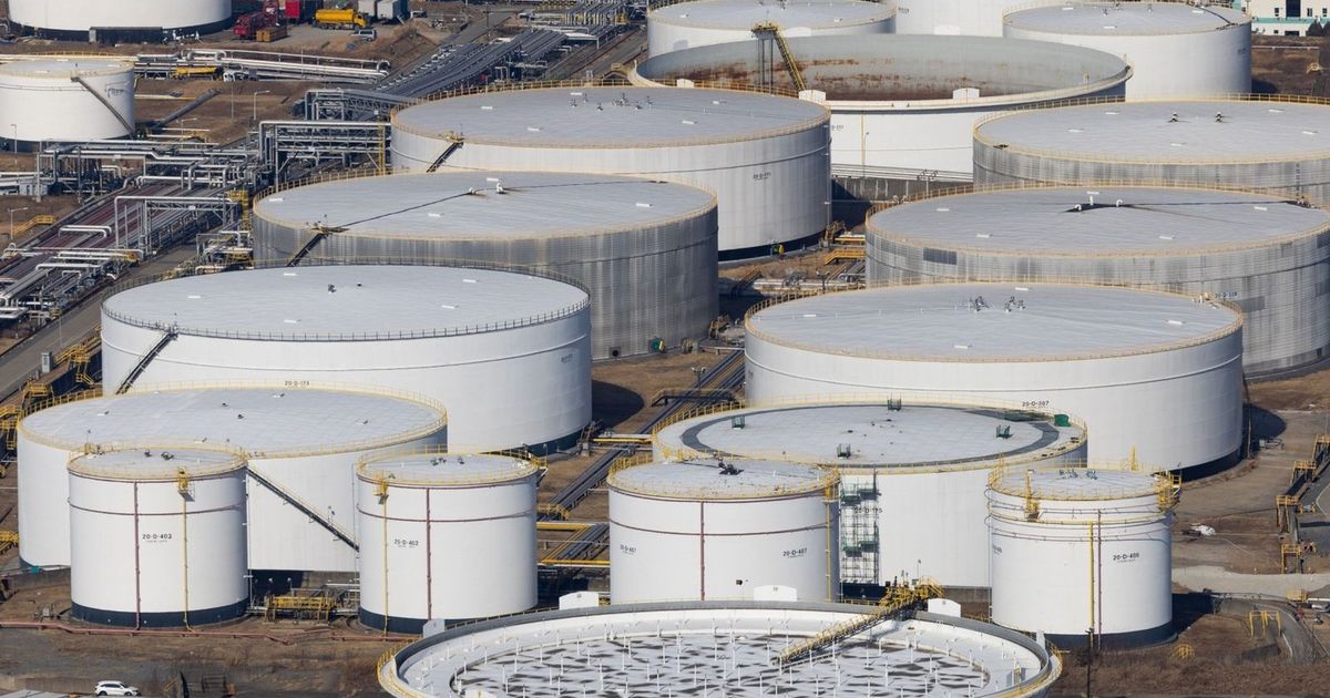 النفط يتجه لأكبر مكاسب أسبوعية منذ يونيو بعد العقوبات على روسيا