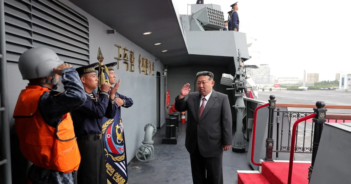 زعيم كوريا الشمالية كيم جونج أون يتفقد مدمرة بحرية