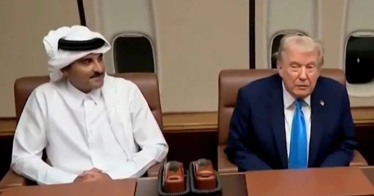 ترمب يستقبل أمير قطر على طائرة الرئاسة في قاعدة العديد