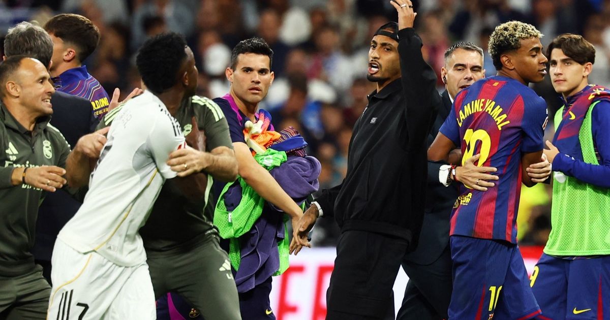 أشهر 5 أحداث في الكلاسيكو.. صخب وزجاجات واشتباكات ورأس خنزير