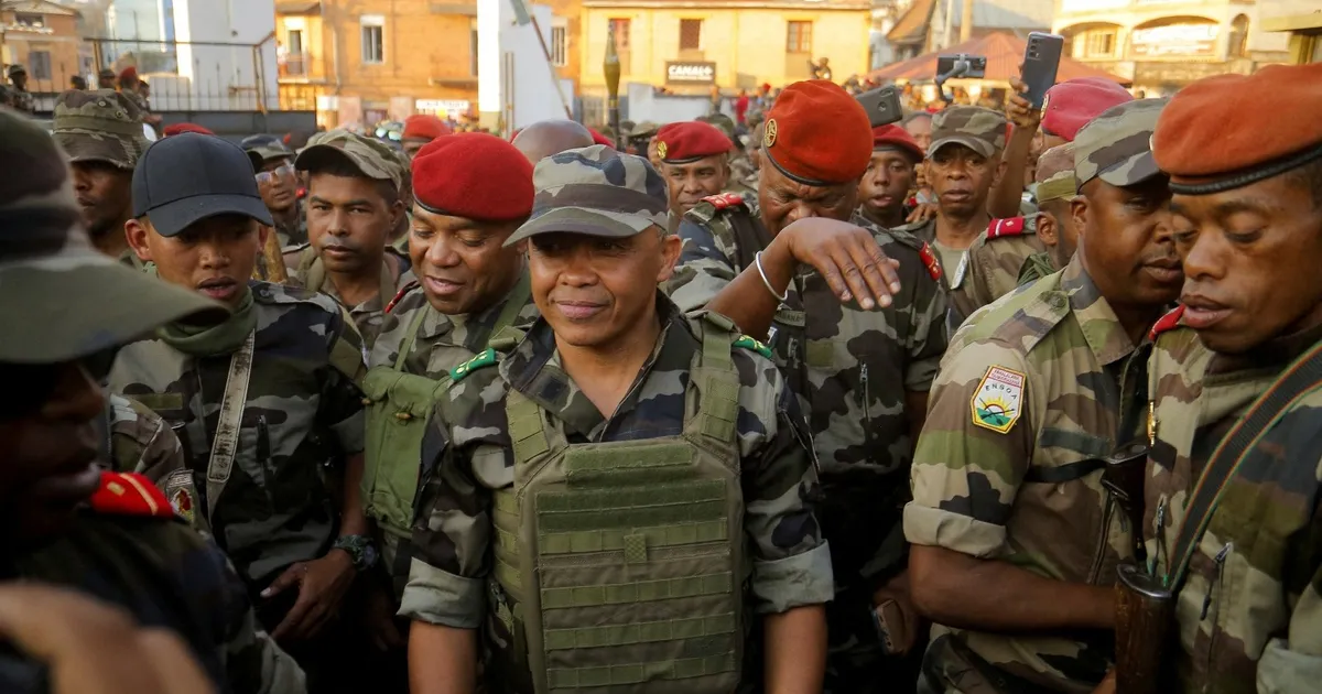 مدغشقر.. قائد الانقلاب العسكري يعلن تنصيب نفسه رئيساً للبلاد